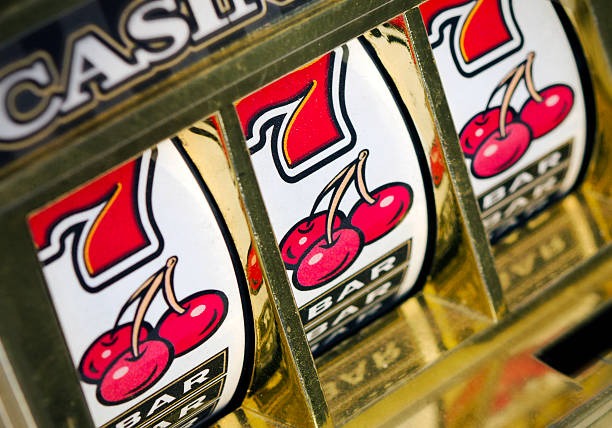 lisboa77 live dealer table displayed on mobile phone screen